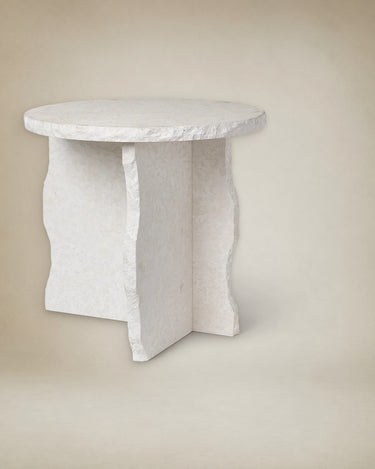 Detalle de mesa auxiliar de mármol blanco