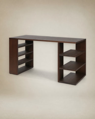 Escritorio de madera con estantes superiores