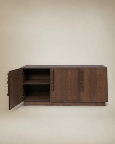 Aparador oscuro Ferm Living vista lateral
