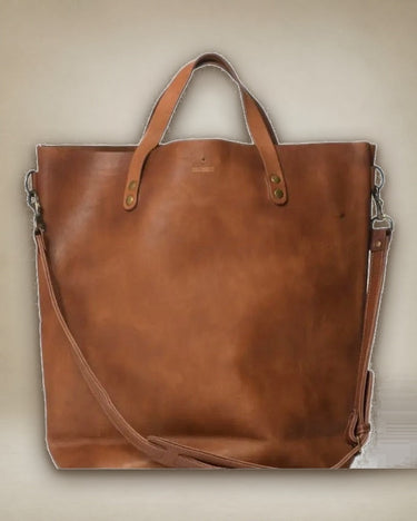 Detalle de bolso tote de piel hecho a mano