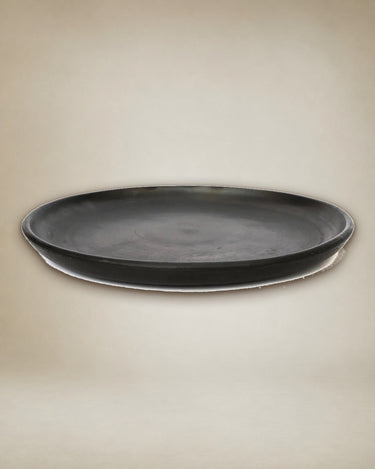 Detalle de plato cerámico negro Bazar Bizar