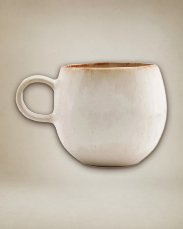Detalle de mug mediano de cerámica blanca