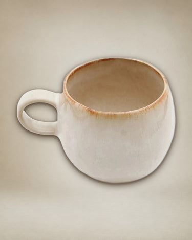 Detalle de asa de mug blanco