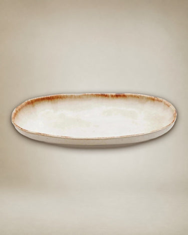 Detalle de plato oval de cerámica blanca Bazar Bizar