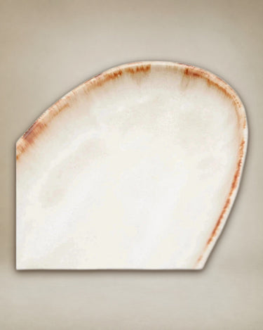 Plato oval blanco Bazar Bizar en mesa