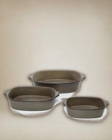Small Comporta ceramic roasting dish by Bazar Bizar, detail view