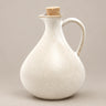 Aceitera de gres blanco N.º 80 de 750 ml con tapón de corcho, vista frontal sobre fondo topo claro