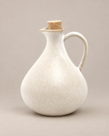 Aceitera de gres blanco N.º 80 de 750 ml con tapón de corcho, vista frontal sobre fondo topo claro