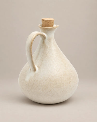 Aceitera de gres blanco N.º 80 de 750 ml, vista lateral del asa sobre fondo topo claro