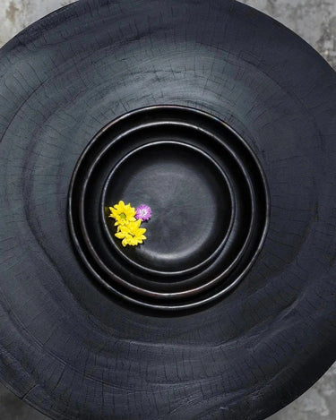Small black ceramic plate by Bazar Bizar, texture detail