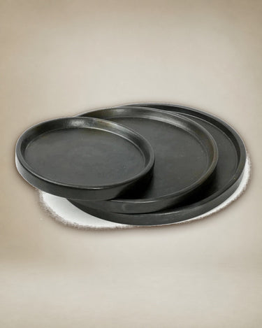 Plato llano artesanal de cerámica negra
