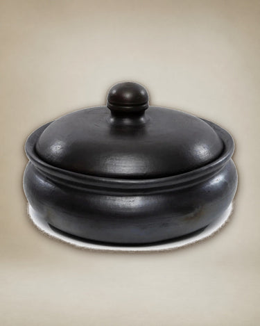Tarro pequeño negro de cerámica