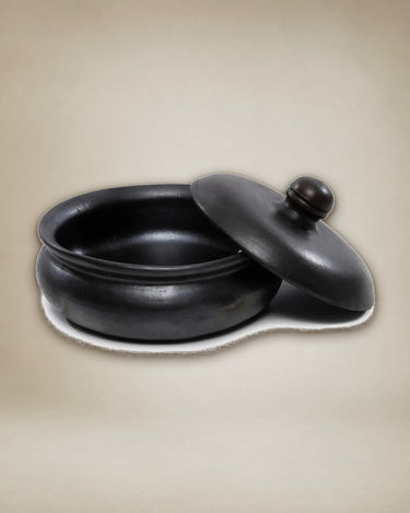 Detalle de recipiente negro pequeño