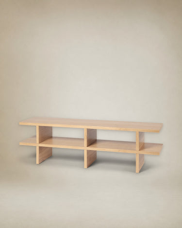 Detalle de estantería baja de madera de roble