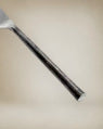 Detalle de cuchillo Odin de acero inoxidable plata y negro Affari of Sweden
