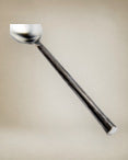 Detalle de cuchara de té de acero inoxidable plata y negro