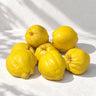 Membrillo de cerámica realista artesanal amarillo de Ánfora, en un grupo de piezas