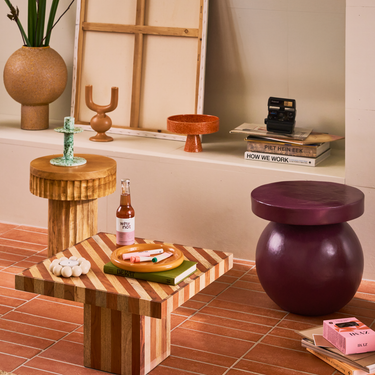 Mesa auxiliar de algodón maché: vista del conjunto con mesa a rayas y objetos de color