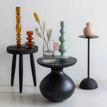 Mesa auxiliar alta de aluminio negro: en una composición con portavelas de colores