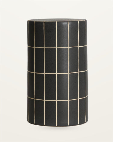 Mesa auxiliar alta de cerámica negra mate de Kodu Home Design
