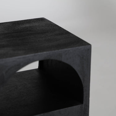Mesa auxiliar de proporción alta en negro