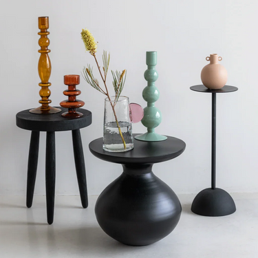 Mesa auxiliar de aluminio negro: en un conjunto con portavelas de colores