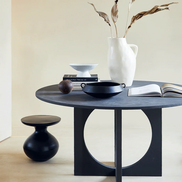 Mesa auxiliar de aluminio negro: junto a una mesa de comedor negra
