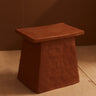 Detalle de mesa auxiliar de arcilla roja bruñida de Marta Bonilla