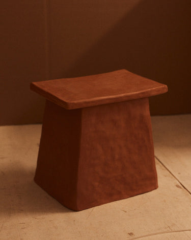 Detalle de mesa auxiliar de arcilla roja bruñida de Marta Bonilla