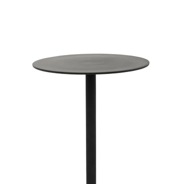 Mesa auxiliar baja de aluminio negro: detalle del sobre redondo y el pie fino