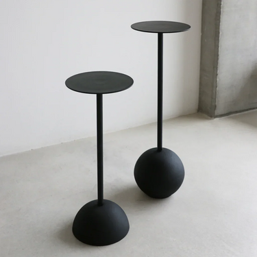Mesa auxiliar baja de aluminio negro: con una mesa negra alta de base esférica