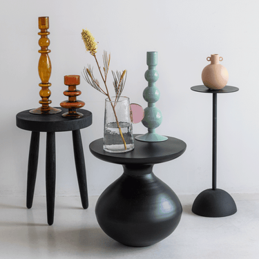 Mesa auxiliar baja de aluminio negro: composición con mesas negras y cerámica