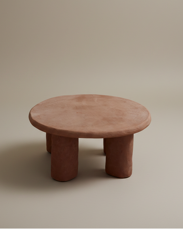 Mesa auxiliar baja de arcilla con chamota de Marta Bonilla
