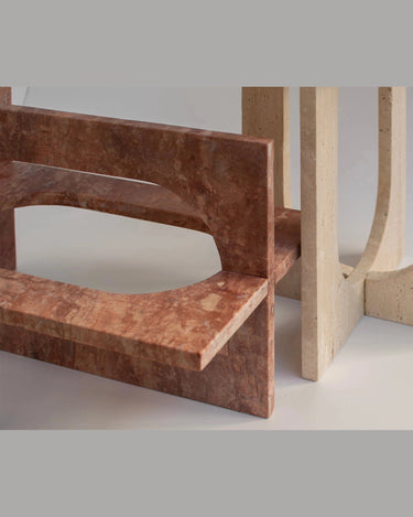Mesa auxiliar Bond de piedra natural de Kiwano Concept, detalle de la base con arco en piedra rojiza