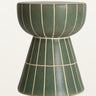 Mesa auxiliar de cerámica verde mate de Kodu Home Design