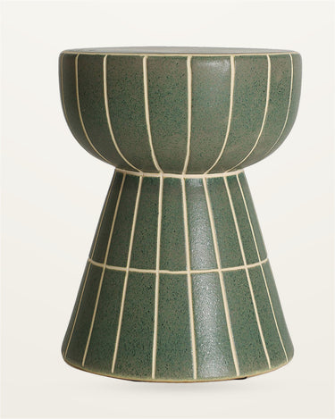 Mesa auxiliar de cerámica verde mate de Kodu Home Design
