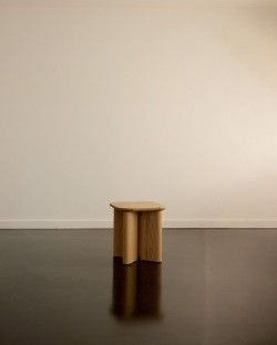 Mesa auxiliar de fresno natural Gabrielle Paris: vista completa sobre suelo oscuro