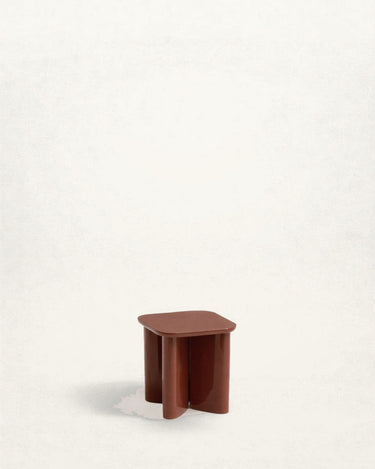 Mesa de Gabrielle Paris, silueta y acabado de mesa auxiliar cuadrada de madera lacada arándano