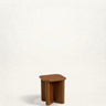 Mesa de Gabrielle Paris, silueta y acabado de mesa auxiliar cuadrada de madera lacada caramelo