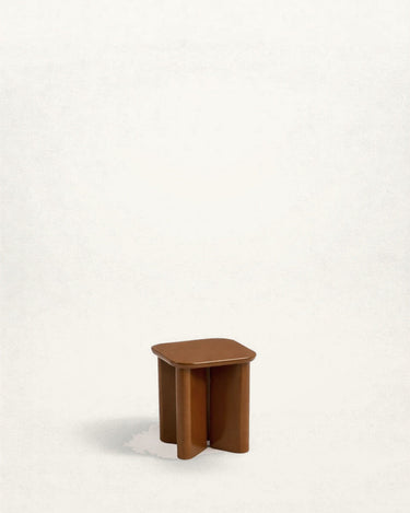 Mesa de Gabrielle Paris, silueta y acabado de mesa auxiliar cuadrada de madera lacada caramelo