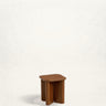 Mesa de Gabrielle Paris, silueta y acabado de mesa auxiliar cuadrada de madera lacada caramelo