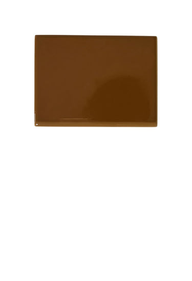 Mesas de Gabrielle Paris, proporción y material de mesa auxiliar cuadrada de madera lacada caramelo