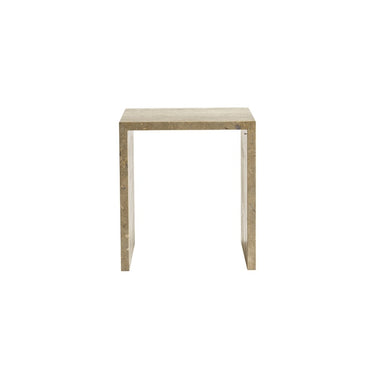 Mesa auxiliar cubo de travertino de Tine K Home en ambiente