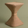 Mesa auxiliar de ratán natural de Mahe Homeware: mesa auxiliar de silueta estrechada en el centro, tono natural.