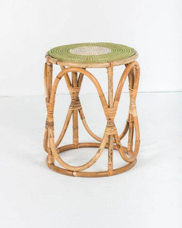 Mesa auxiliar de ratán verde