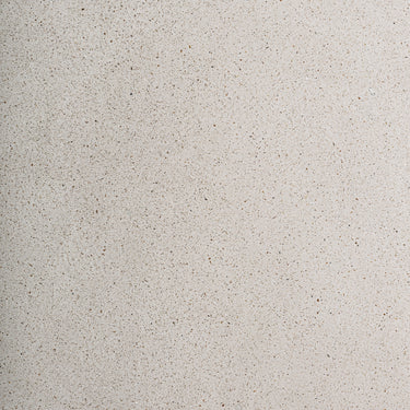 Mesa auxiliar de terrazo blanco roto de Vical, detalle de la textura de terrazo
