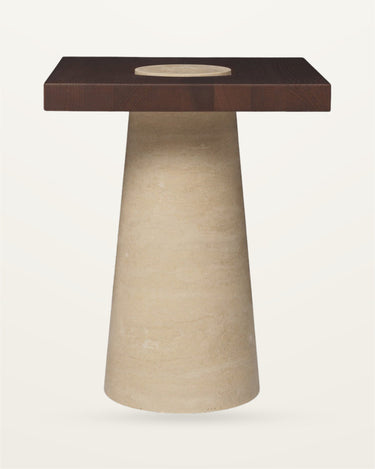 Mesa auxiliar de travertino y fresno carbonizado de Ferm Living, con base beige y tablero oscuro, vista frontal.