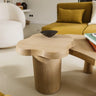 Mesa auxiliar de fresno natural de Gabrielle Paris con contorno curvo y pie cilíndrico