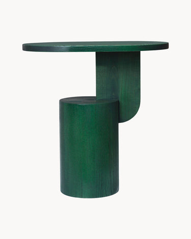 Mesa de Ferm Living: vista frontal de mesa verde con pedestal cilíndrico y soporte curvo.