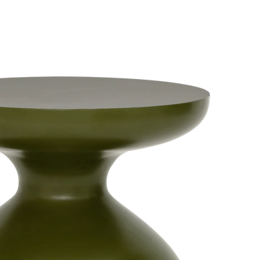 Mesa auxiliar de hierro verde: detalle del tablero y la curva superior